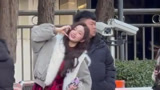 路透：吴宣仪前往元宵晚会录制 贴脸比心笑容超甜