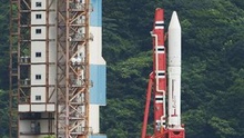 日本发射首枚“艾普斯龙”号新型固体燃料火箭