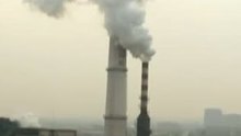 河北唐山：钢厂烟囱吞云吐雾 雾霾笼罩城市