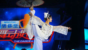 线上看 舞动好声音之反串舞者唯美动人 世姐激光舞跳High歌 (2012) 带字幕 中文配音