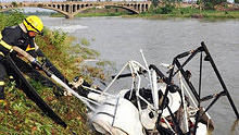四川广汉：小型直升机坠河致一死一伤