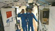 两名航天员进入天宫二号 拍首张全家福