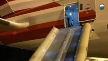 美国航空一航班在上海浦东机场误放滑梯