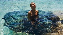 热带海滩 超模化身美人鱼拍摄《Porter》环保主题大片