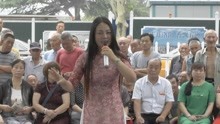 洛阳美女杨静周王城广场演唱豫剧《对花枪》，台下大爷连连叫好！