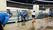 直击成都暴雨：广福站地铁站台进水 工作人员紧急抢险