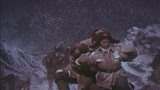 解放军同志们被困雪山互相帮助   绝对不会扔下一个战友