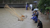 台风“玛莉亚”过境 居民趁雨小下河撒网捕鱼