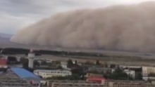 沙尘暴来袭，格尔木市区瞬间被沙尘笼罩