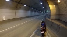 宝马S1000RR在隧道