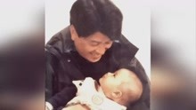 关少曾七夕晒与关晓彤历年合照，配文称：第一个抱你的是爸爸