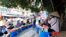 东兴口岸边贸很热火，这条街很多越南妹子做生意，看都卖的什么？