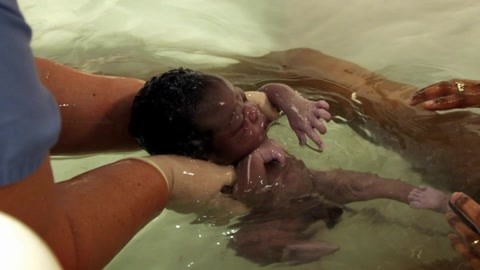 人体奥秘：初生婴儿最危险的一分钟 出生后体内的变化太神奇