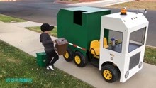 萌娃亚当 驾驶玩具垃圾车小子扮演城市清洁工  萌宝们的工作表演