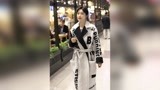 北京青年出来的张俪，睡衣一般的长袍出现在北京机场
