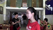 在柬埔寨吃面，偶遇漂亮的华裔女孩，她们还会讲中文