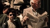 “漫威之父”斯坦·李在《超胆侠》中扮演看报纸过马路的老人