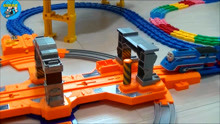 蓝色和彩虹拖车轨道托马到站自动调换轨道，儿童玩具，悠悠玩具城