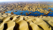 塔克拉瑪乾沙漠腹地現湖群，景色超越千湖沙漠，卻鮮為人知！