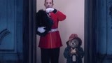 小熊收拾行李悄悄离开了布朗先生家  守卫的帽子就是用来装吃的？