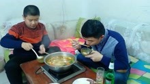 爷俩在家涮重庆火锅，自制猪肉丸，俩人吃的香辣冒汗，关键省钱啊