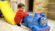 小正太保罗的新玩具托马斯小火车和小巴士滑梯，萌娃宝宝囧事多