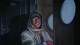 男子和同伴冒着风雪出去找药   没想到居然在船上遇到了狼群！