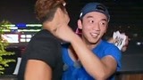 郑恺不知危险降临淡定闲逛，却被金钟国撕了衣服！