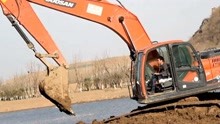 真人超大挖掘机施工 在小河旁工作！