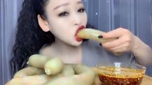 美女直播吃“大肠”，沾着辣椒油吃，你敢吃吗？