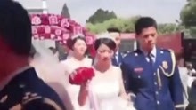 上海消防员举行集体婚礼 警铃响起1分钟登车出警
