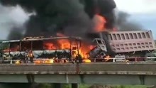 旅游大巴与货车相撞起火