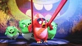 愤怒的小鸟大电影，小红鸟为拯救家园，带着同伴大战绿猪