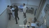 医者仁心： 因为病人的去世，家属暴打护士长，直接让她跪下！