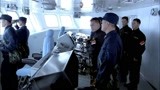 舰在亚丁湾：商船遭遇海盗，部分人下落不明，海军紧急研究战术