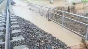 洪水冲毁铁路线 黑龙江一列车紧急停车避险
