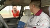 关东微喜剧：俩二货炫富抢出租车，司机都蒙了，结果笑死我！
