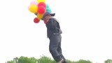 快乐星球：小孩为抓罪犯，抓起气球就飞了起来，成功帮警察破了案