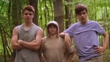 夏日之王：男孩们在森林中的生活真是快乐自在，自娱自乐奏乐跳舞