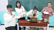 [图]老师请同学们吃麻辣烫，没想吃货女同学分分钟吃了一锅，太厉害了