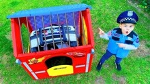 萌宝亲子游戏早教故事：小正太的警车怎么被关在玩具屋里？咋回事