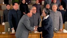 邓小平喊住王光美，上主席台和她握手，肯定她的地位！