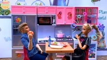 肯在厨房为芭比做午餐