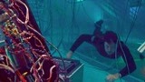 深海狂鲨：男子二人水下寻找开关，上一秒还在高兴下一秒就悲剧了