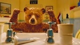 帕丁顿熊：人类收养了一只会说话的熊，它还自己刷牙，太可爱了