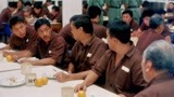 福星闯江湖：监狱的伙食还真不错，有菜有肉，还有一个大橙子！