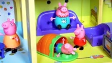 小猪佩奇的巨型木板屋玩具