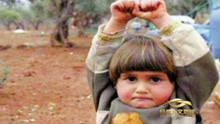 叙利亚难民的惨照，摄影师手中的相机，让小女孩害怕地举起双手