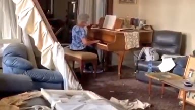 泪目！黎巴嫩首都大爆炸后，老奶奶坐在满目疮痍的家中弹奏钢琴
