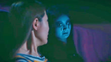 恐怖电影院2：女孩看恐怖电影，下秒女鬼就坐她旁边，吓得直大叫